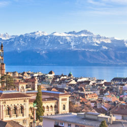 Vue sur la Cite le lac les Alpes
