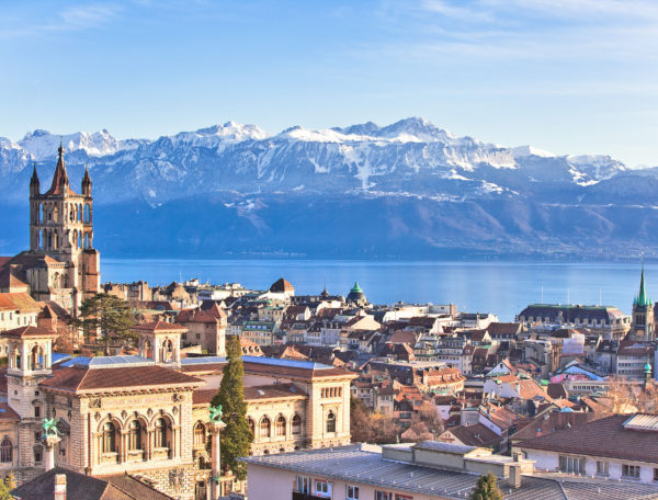 Vue sur la Cite le lac les Alpes