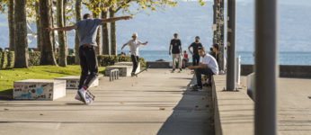 Adolescents en skate sur les quais a Ouchy