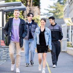 Elèves arrivant au campus urbain. Students entering urban campus