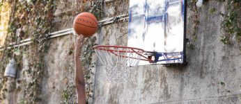 Elève de maturité marquant un panier. Maturity student dunking.