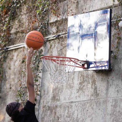 Elève de maturité marquant un panier. Maturity student dunking.