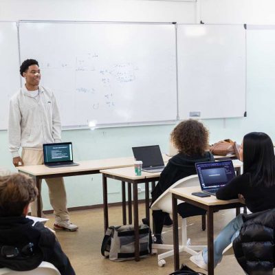 Eleve de la classe de CFC fait une présentation. VET student making a presentation.