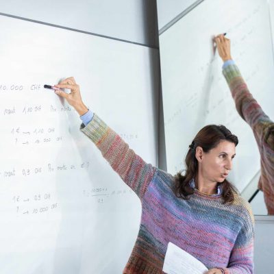 Professeur de la section commerce Lémania. Teacher of the business section at Lemania
